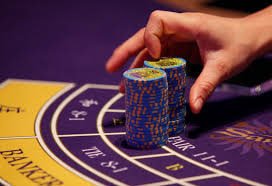 Tampilan game show live casino MamboSlot dengan multiplier besar dan dealer interaktif